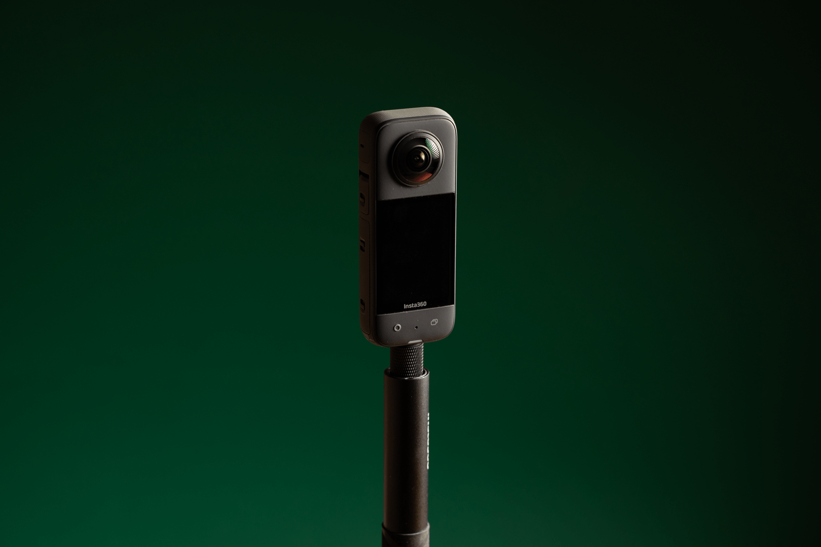 Cámara 360° sobre un palo frente a un fondo verde