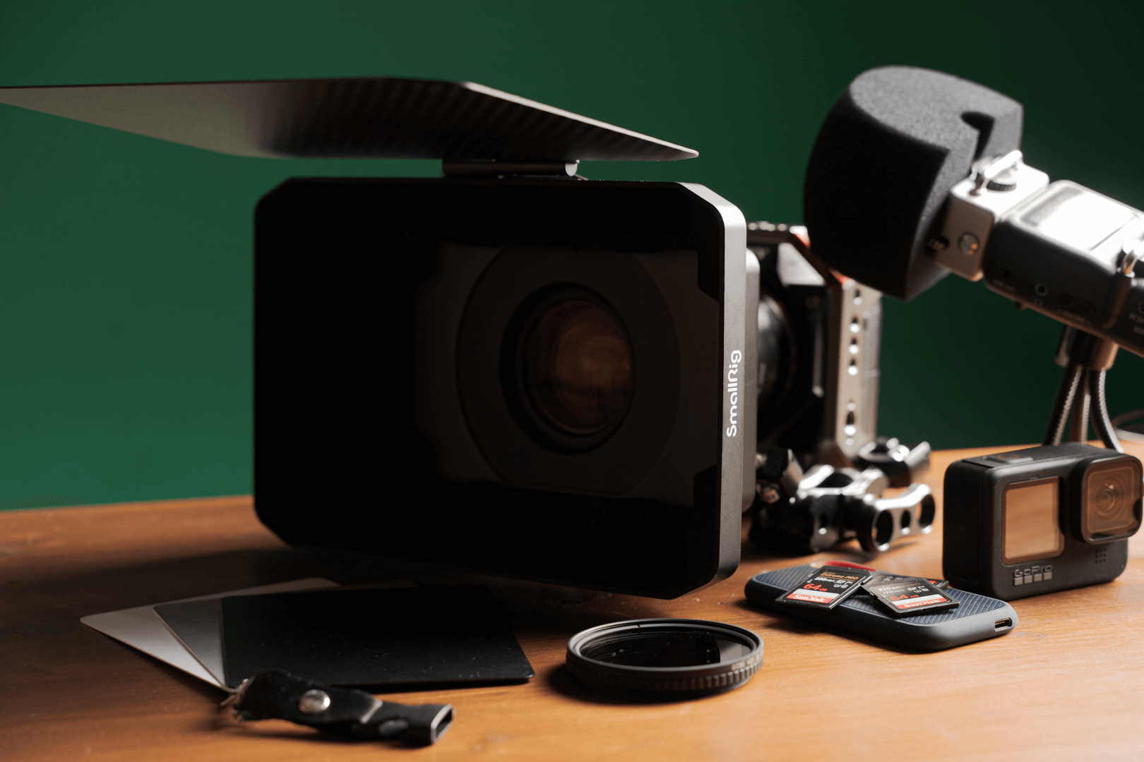 Cámara de vídeo con monitor y accesorios de grabación sobre una mesa