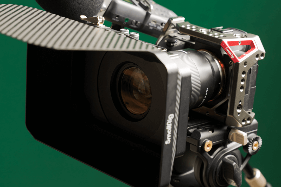 Cámara de cine con matte box sobre fondo verde