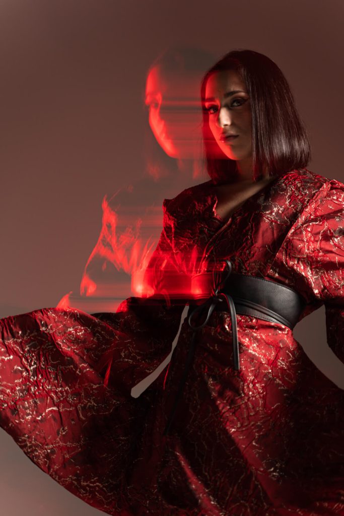 Fotografía de moda en estudio con vestido rojo e iluminación roja