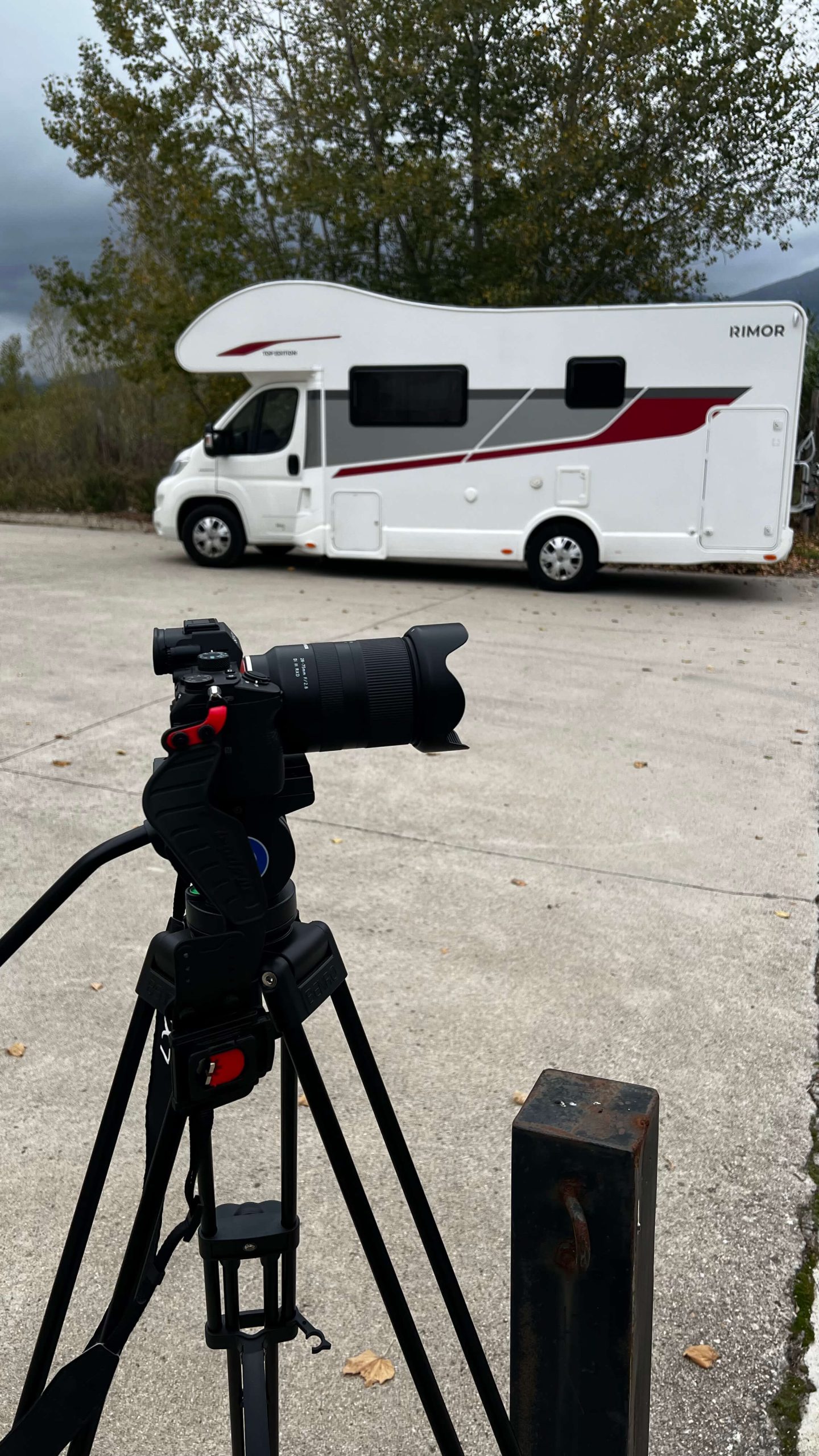 Cámara en trípode preparada para grabar una autocaravana de Escapa't